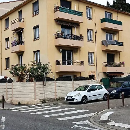 Dans Immeuble De Lägenhet